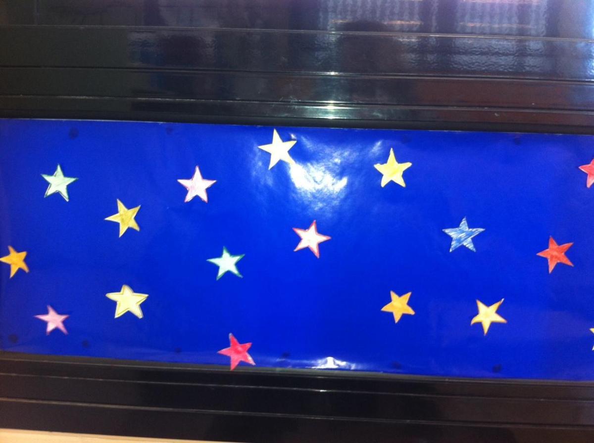 Cómo decorar una ventana con estrellas en Navidad