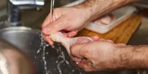 ¿Hay que lavar el pollo antes de cocinarlo?