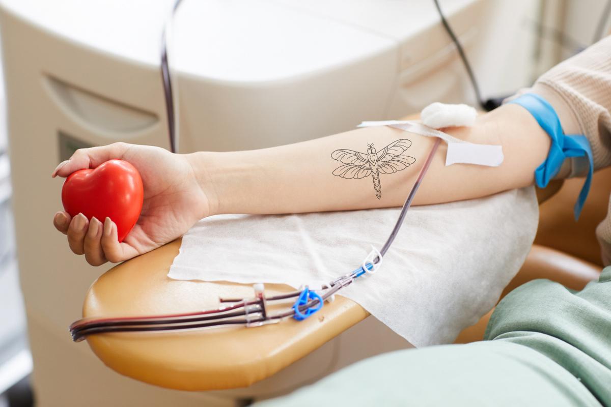 ¿Se puede donar sangre con tatuajes?