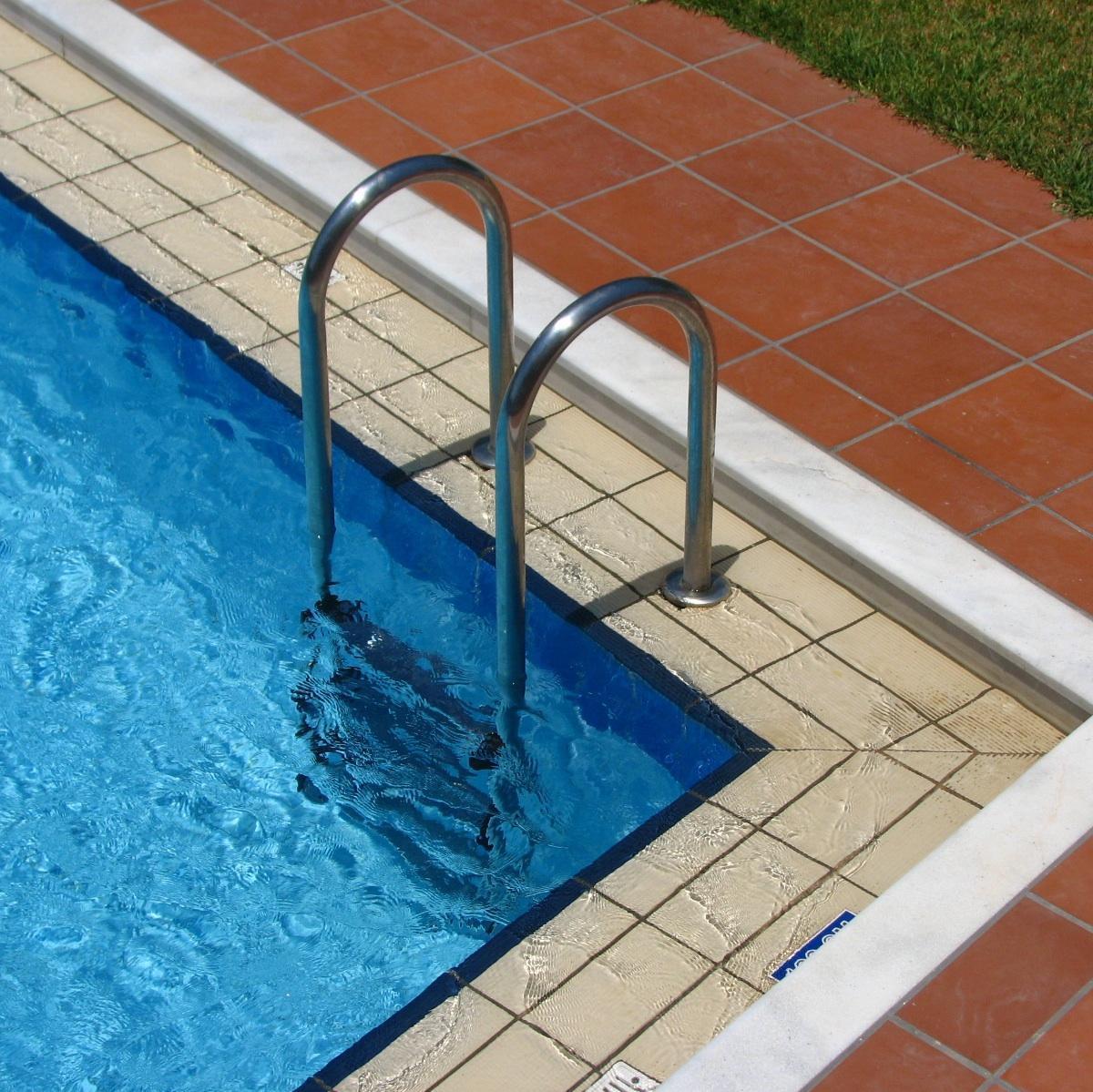 Cómo construir una cubierta alrededor de una piscina
