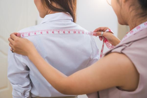 Cómo tomar medidas del cuerpo - Cómo tomar medidas de la espalda