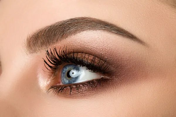 maquillaje de ojos ahumados marrones para ojos azules