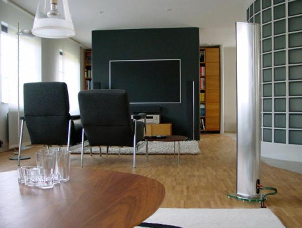 Cómo decorar la zona de la televisión - Camuflarla tras una pared de color oscuro 