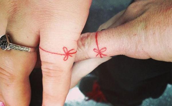 Significado de los tatuajes de lazos - Lazo rojo en el meñique: amor verdadero