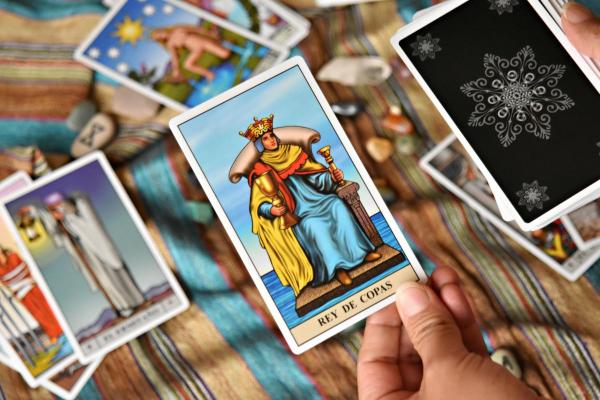 TAROT TELEFÓNICO: Fiable, Económico y Sin Gabinete - ¡Resuelve tus dudas! - Qué es el tarot telefónico y cómo funciona
