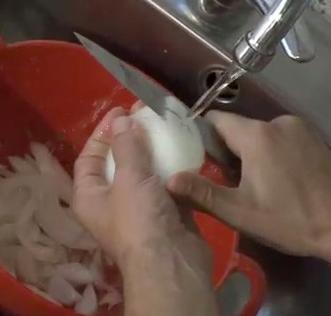 Cómo no llorar con la cebolla - Garantizado! - Pelar las cebollas bajo el agua