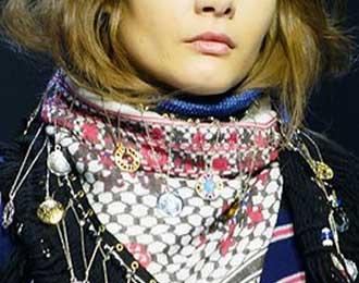 Cómo usar una bufanda de mujer - Paso 5