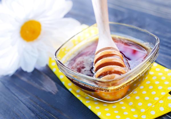 Cómo usar la miel para quitar lunares - Paso 5