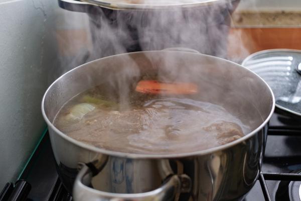 Manitas de cerdo en salsa: receta de la abuela tradicional - Paso 3