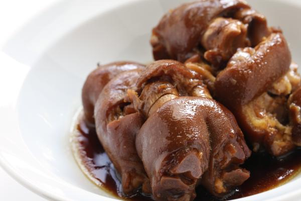 Manitas de cerdo en salsa: receta de la abuela tradicional - Paso 8