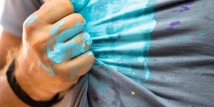 Cómo quitar pintura acrílica de la ropa