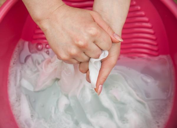 Cómo quitar pintura acrílica de la ropa - Cómo quitar pintura acrílica de la ropa con amoniaco y vinagre