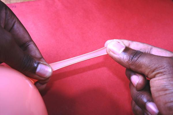 Cómo atar un globo - Paso 3