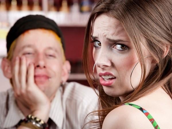 Cómo saber si intimidas a un hombre - Paso 2