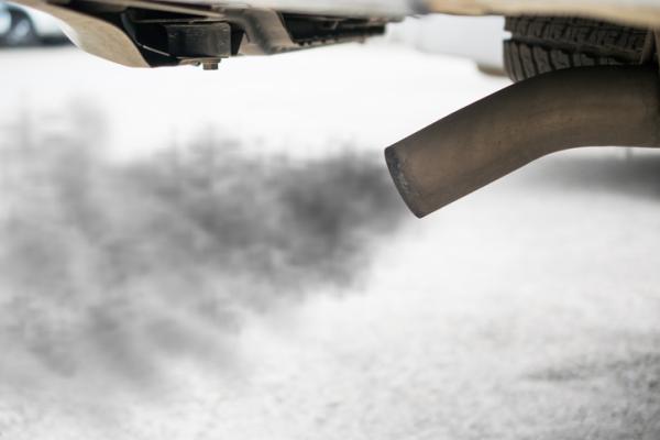 Por qué mi coche echa humo negro