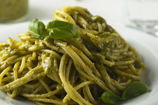 Cómo hacer espagueti verde con chile poblano y crema - Paso 8