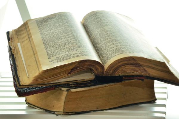 Curiosidades de la Biblia que debes conocer - Fue escrita en tres idiomas