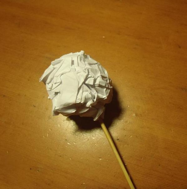 Cómo hacer un fantasma con palo para Halloween - Paso 2