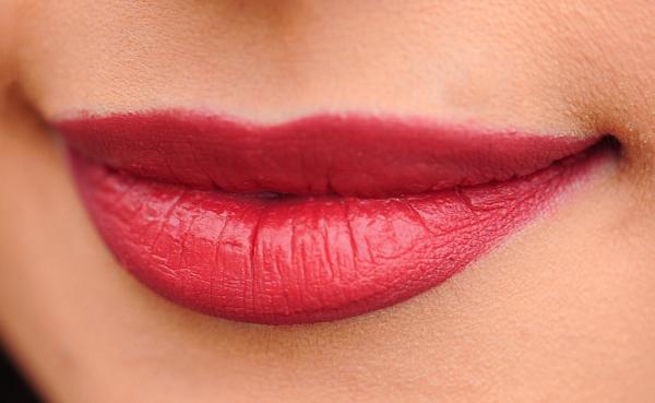 Descubre los mejores hidratantes labiales para labios secos y agrietados - Carmex Classic Lip Balm