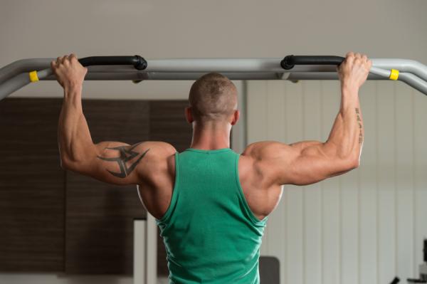 Cómo hacer dominadas en casa