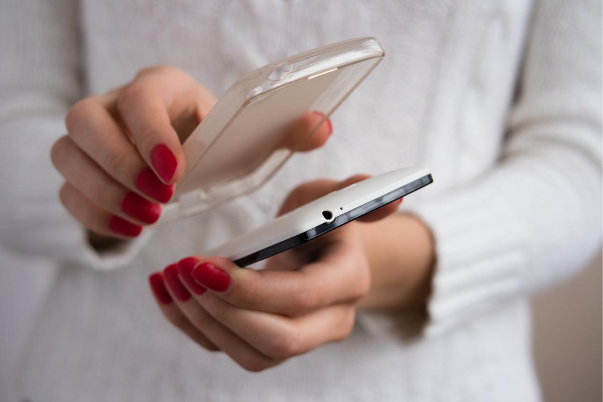 Cómo limpiar una funda transparente