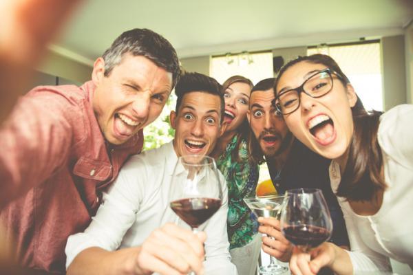 Los mejores 8 juegos para beber con amigos 100 recomendados