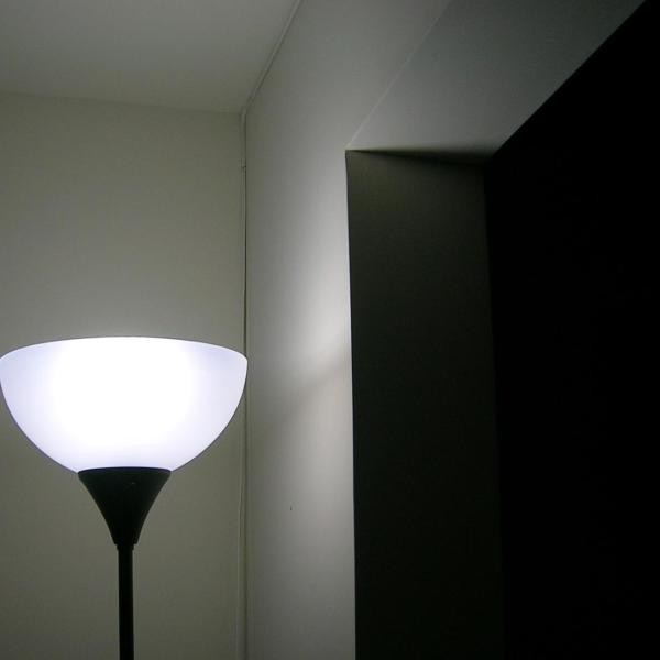 Cómo pintar la pared de la habitación de negro