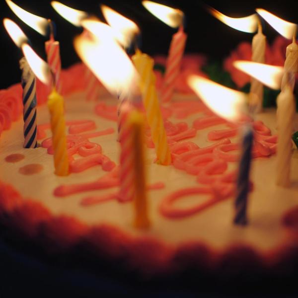 Cómo encontrar el cumpleaños de alguien en Internet