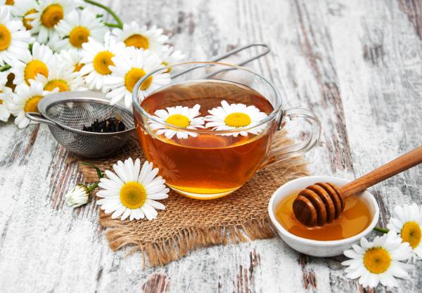 Remedios caseros para llagas en la boca - Té de manzanilla con miel
