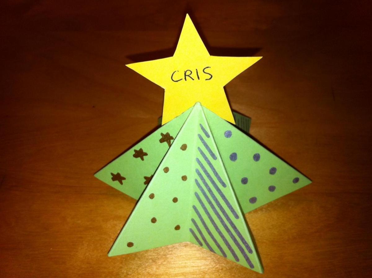 Cómo hacer tarjetas para regalos con forma de árbol de Navidad