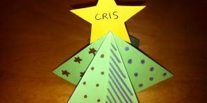 Cómo hacer tarjetas para regalos con forma de árbol de Navidad