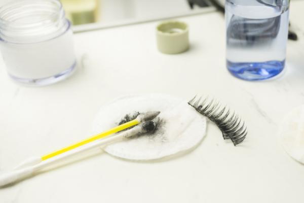 Cómo limpiar las pestañas postizas