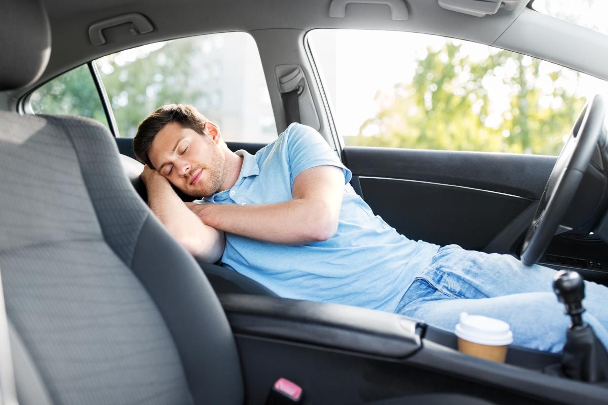 ¿Se puede dormir en el coche? Descubre cuándo es legal