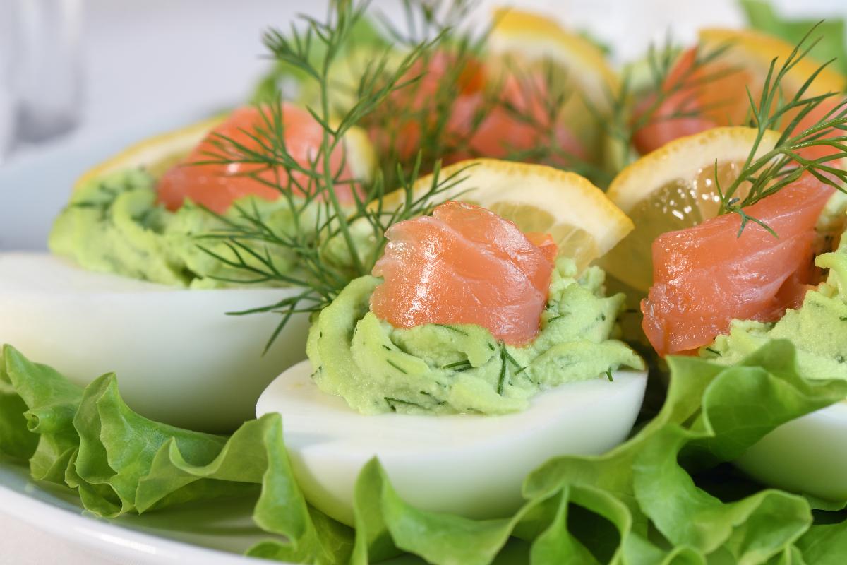 Cómo hacer huevos rellenos de salmón y aguacate: receta fácil