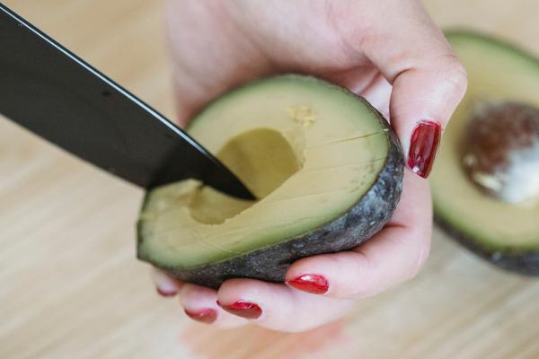 Cómo hacer huevos rellenos de salmón y aguacate: receta fácil - Paso 4