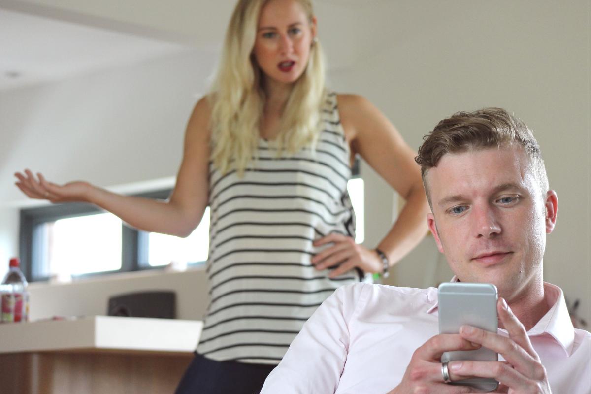 Benching: qué es, cómo reconocer las señales si te lo hacen y cómo salir