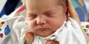 Cómo vestir a un bebé recién nacido