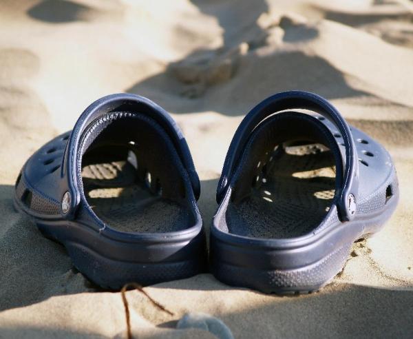 Cómo hacer que tus Crocs brillen de nuevo