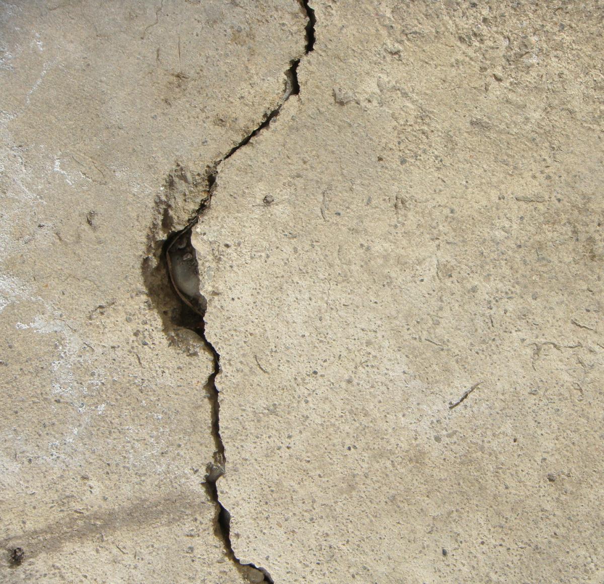 Cómo reparar grietas en el techo