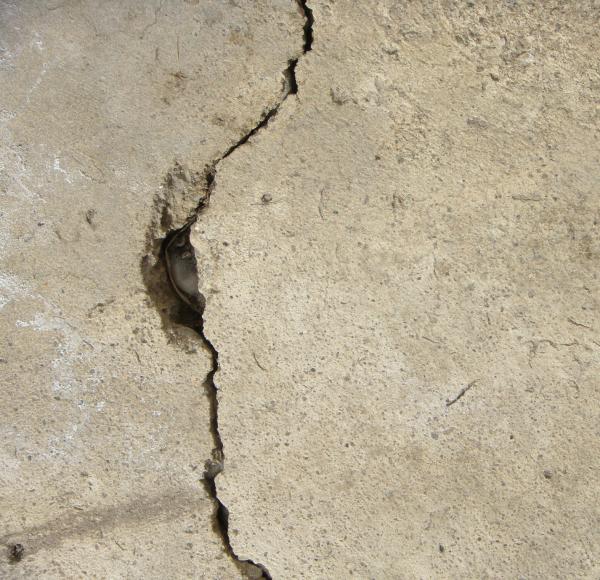 Cómo reparar grietas en el techo