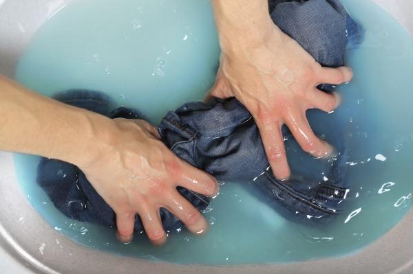 Cómo quitar manchas de sudor en la ropa de color - Cómo quitar manchas de sudor en ropa oscura