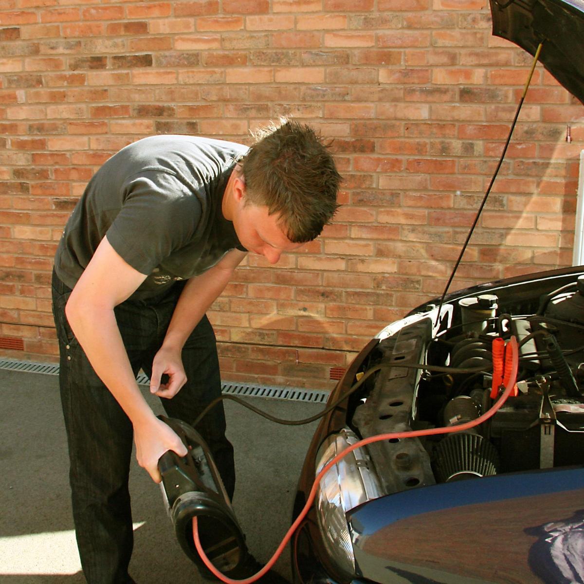 Cómo hacer un puente en la batería del coche con cables