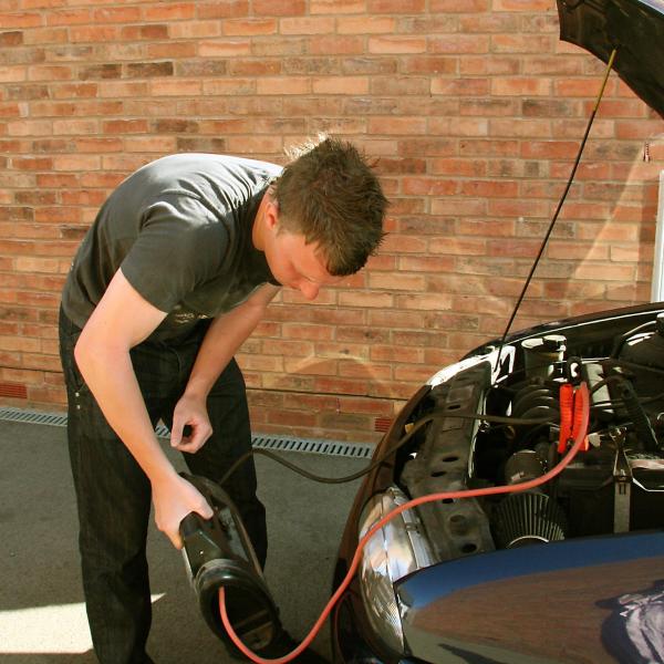 Cómo hacer un puente en la batería del coche con cables