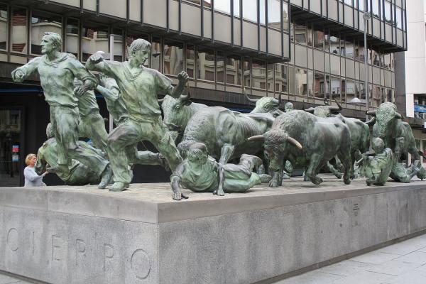 Esculturas españolas famosas: obras imprescindibles que debes conocer - Monumento al Encierro - Pamplona