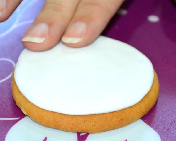 Cómo hacer galletas de momias para Halloween - Paso 2