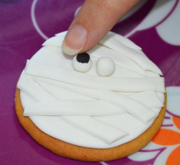 Cómo hacer galletas de momias para Halloween - Paso 4