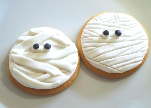 Cómo hacer galletas de momias para Halloween - Paso 6