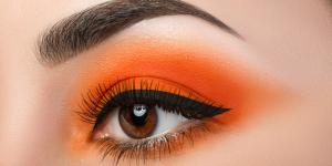 Cómo dar forma arqueada a las cejas