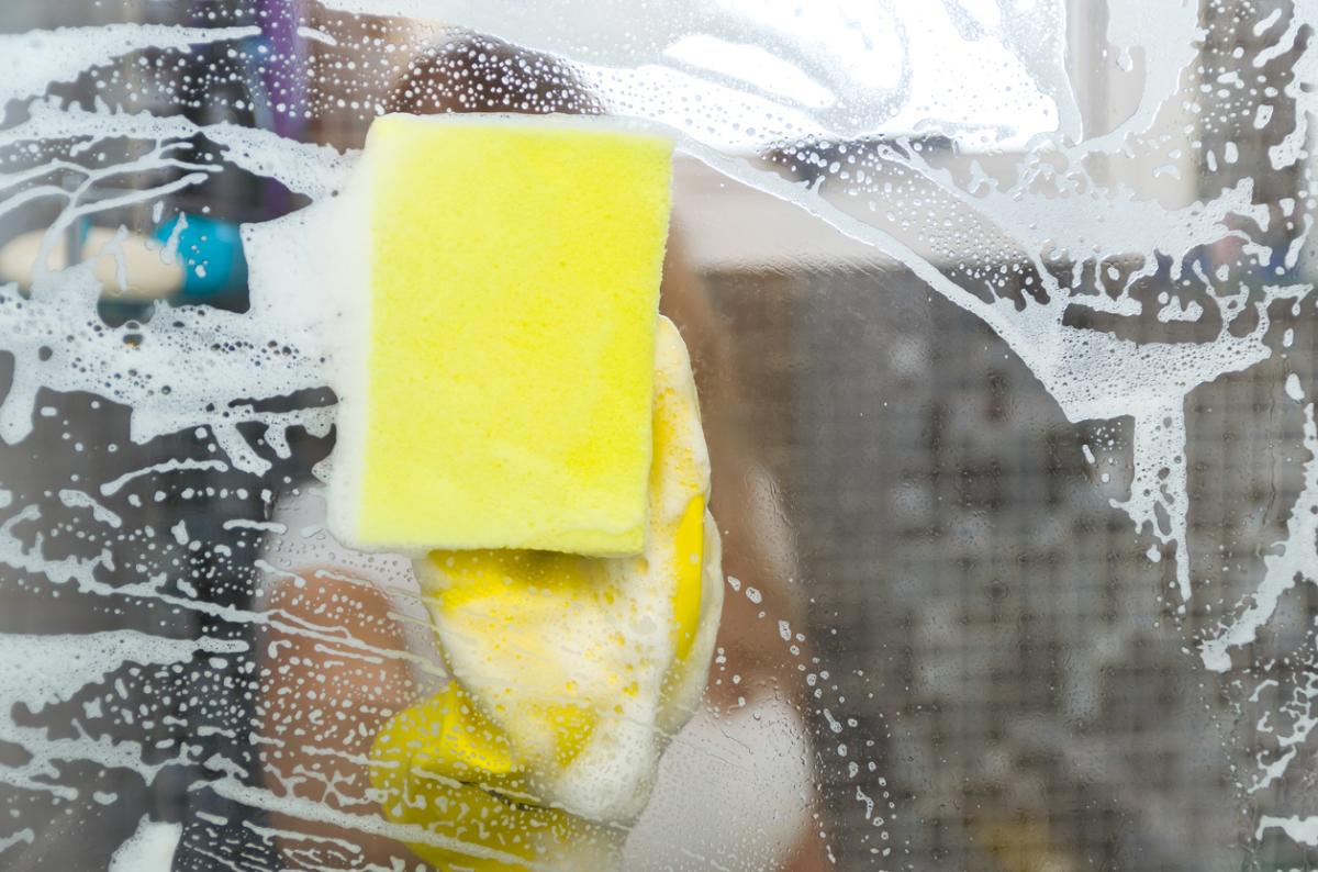 Cómo quitar la cal de la mampara de la ducha