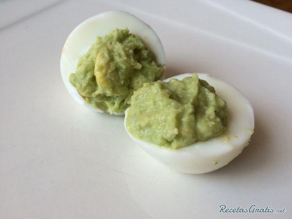 5 recetas fáciles para cenar sano - Huevos rellenos con aguacate, ¡100% saludables! 